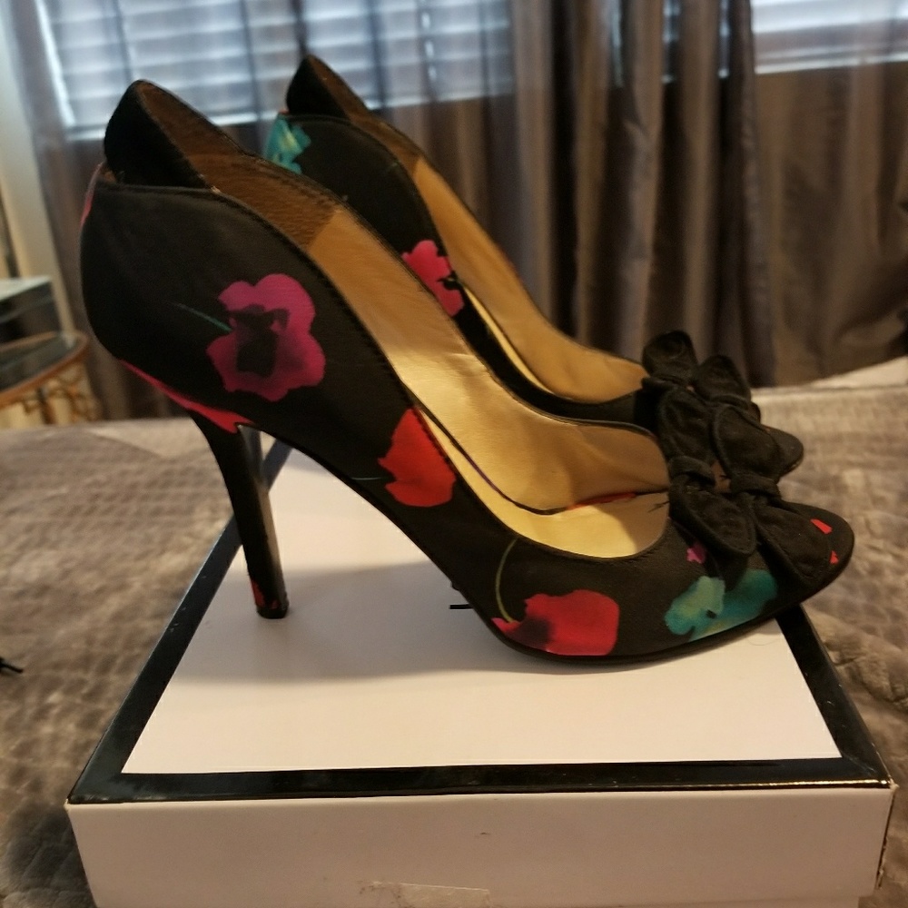 Peep toe pump